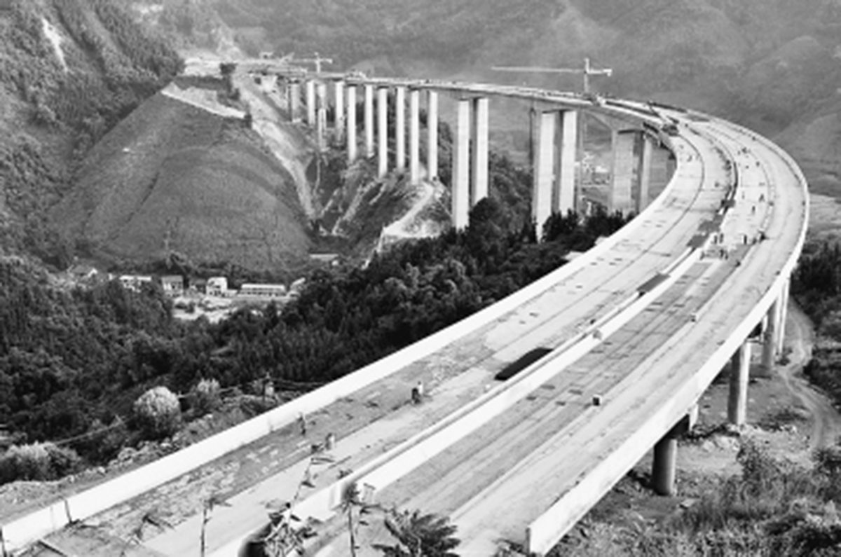 　　俯瞰建設(shè)中的拉會高架大橋，“C”字形蔚為壯觀。.jpg